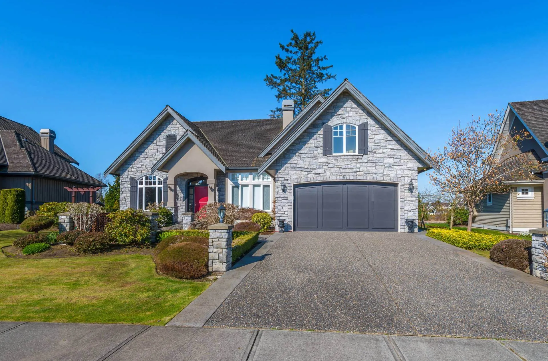 Toronto housing market has been seeing a continuous drop in rentals. According to a report by torontorentals.com, the GTA witnessed a 17% drop in rental rates since last year.